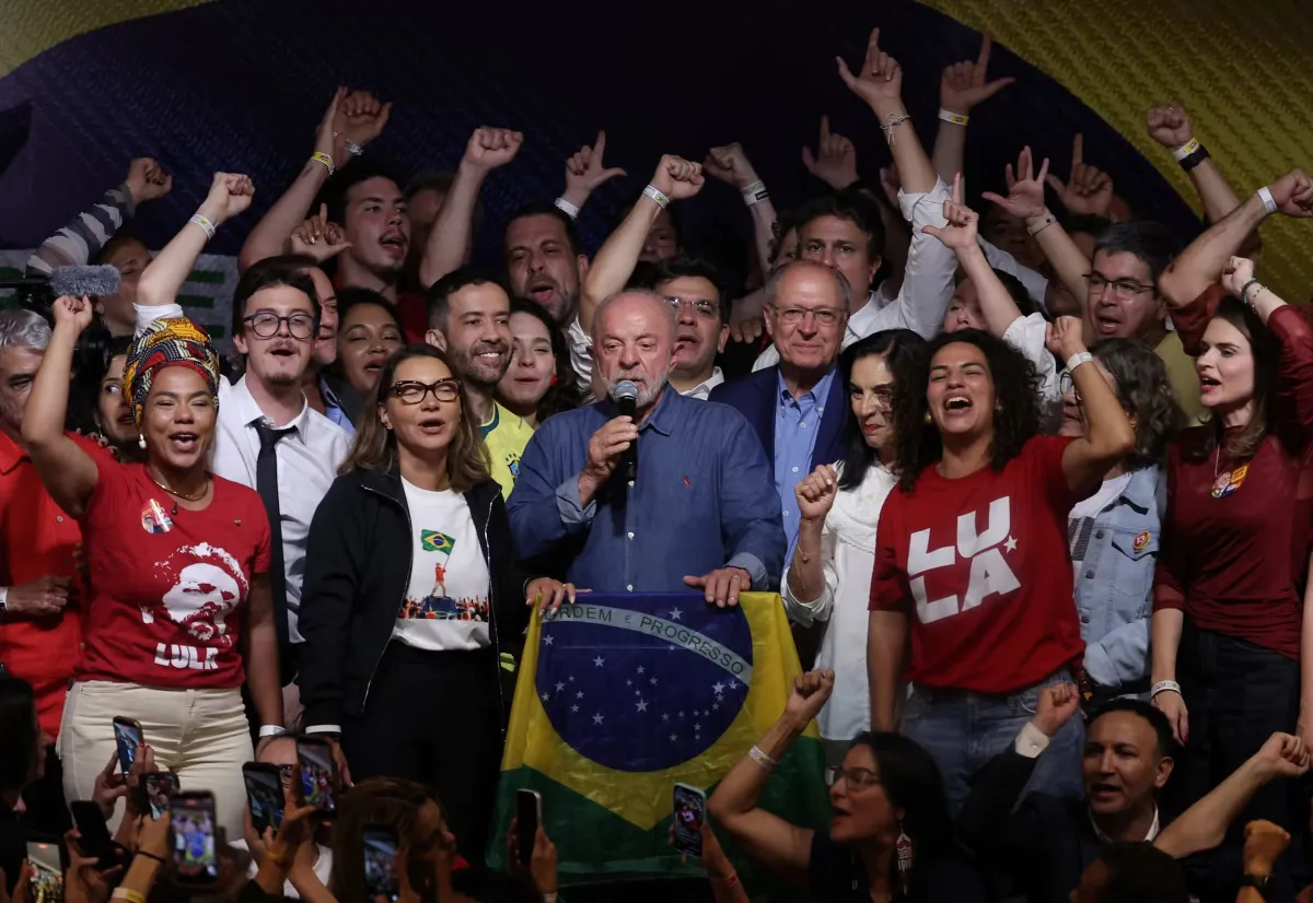 Lula é reeleito presidente do Brasil em disputa acirrada no segundo turno