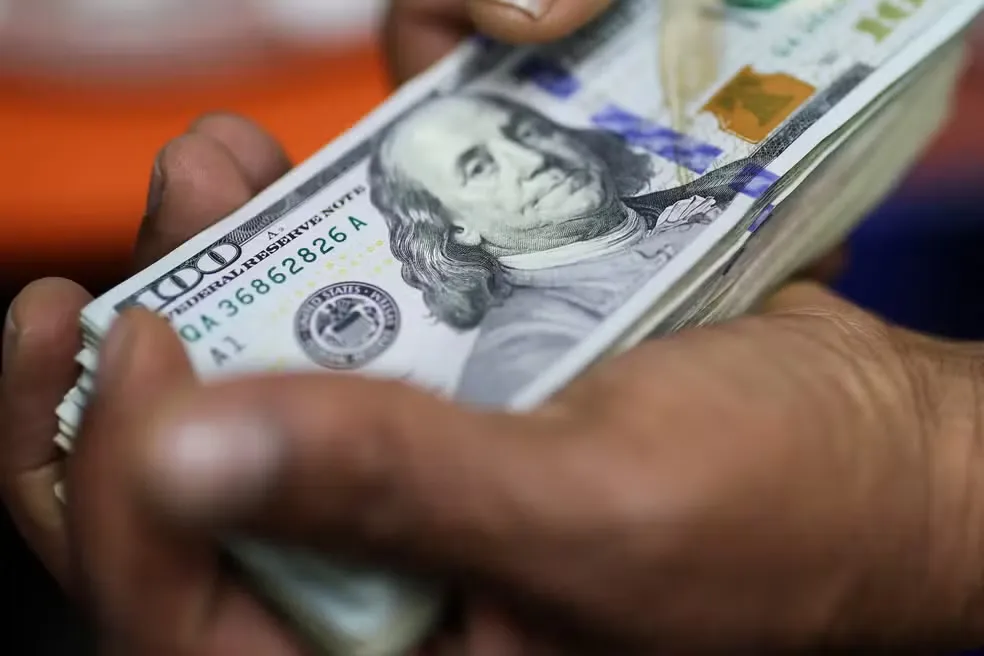 Ibovespa despenca 18% em semana de forte queda e dólar dispara 9% com reação do mercado
