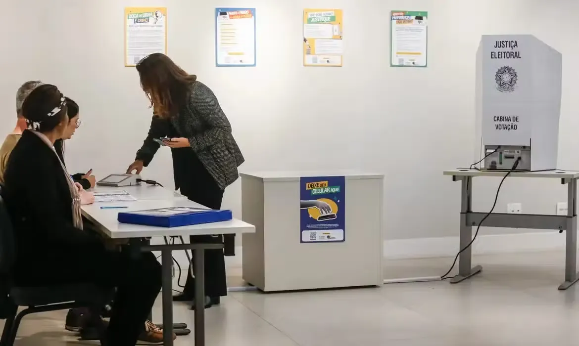 Eleições 2026: funcionário deve ser liberado para votar? Entenda as regras