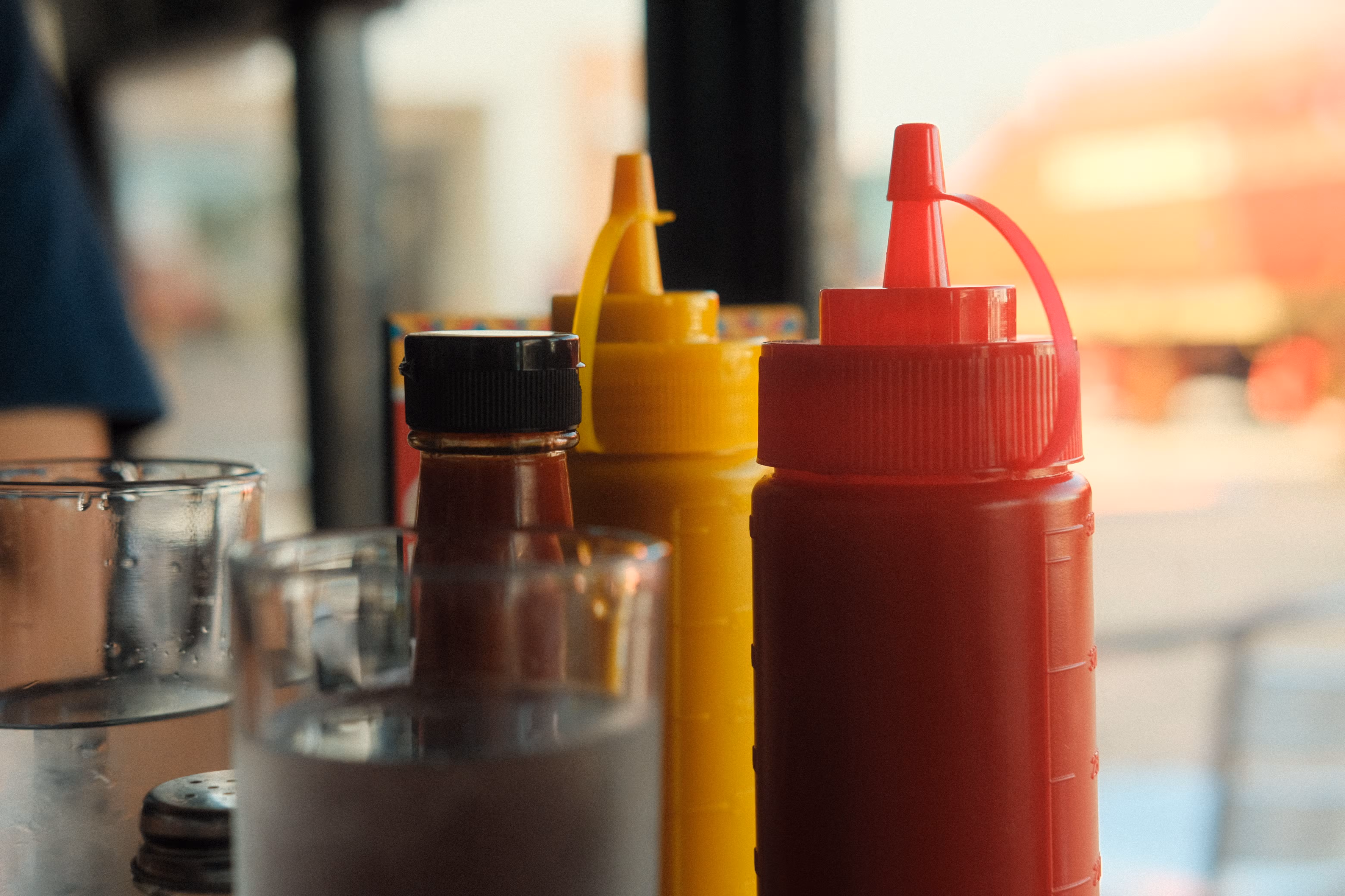 Fim das bisnagas nas mesas: São Paulo proíbe recipientes compartilhados de ketchup e maionese em bares e restaurantes