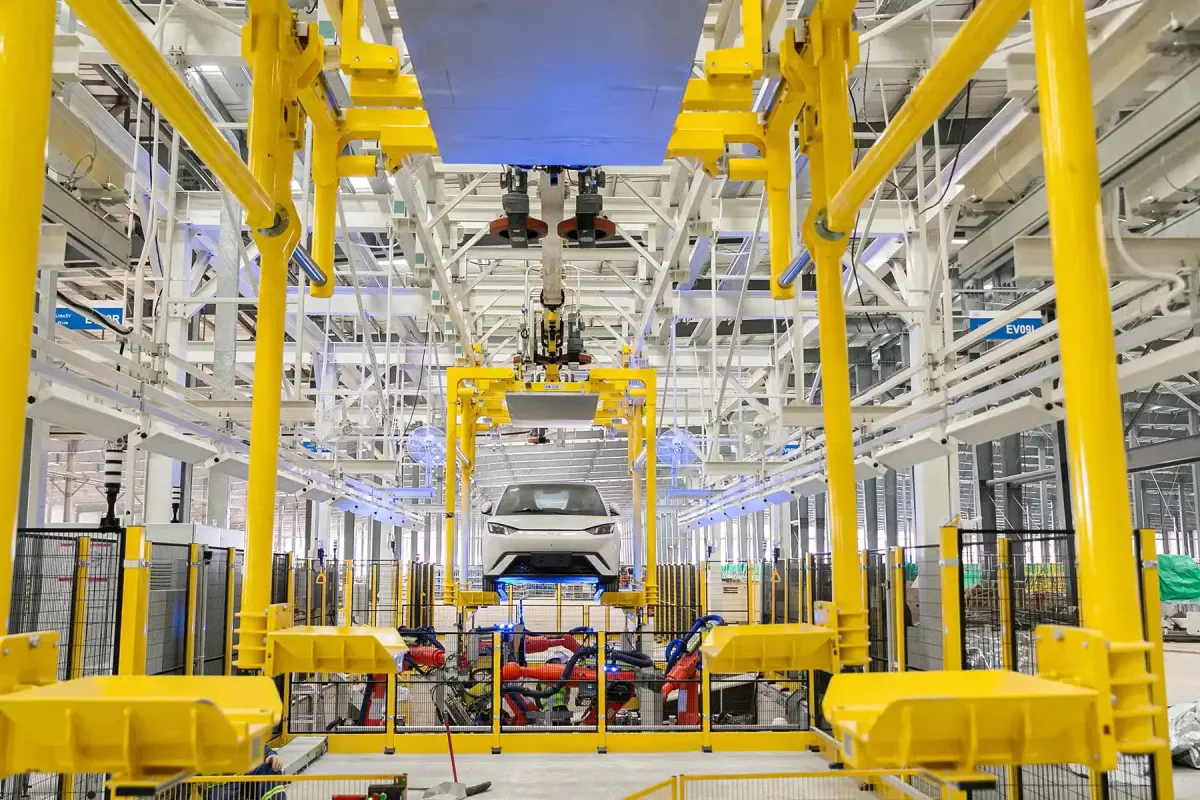 BYD busca dobrar capacidade de produção no Brasil e planeja superar concorrentes até 2030