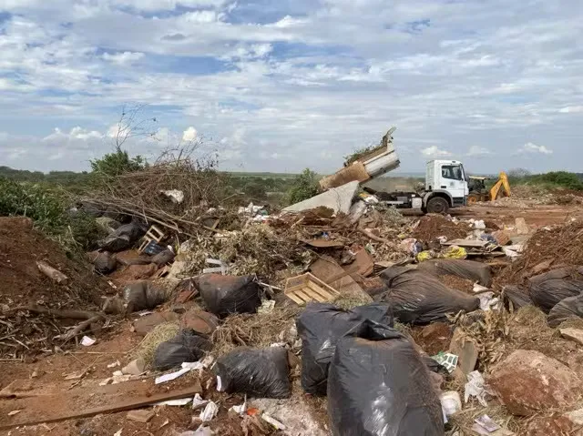 Descarte irregular de entulho agrava alagamentos, mas menos da metade dos estados monitora o problema